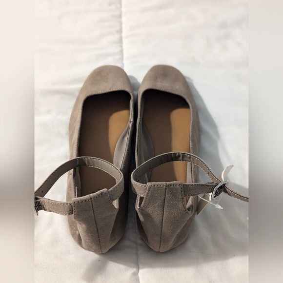 NWT a.n.a Womens Kearney Ballet Flats Taupe Size 8 - Picture 2 of 3